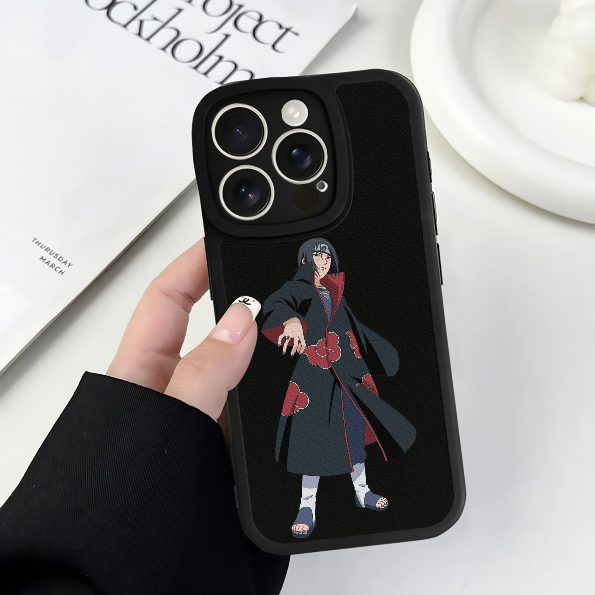 （画像用） NARUTO -ナルト- うちは イタチ Uchiha Itachi 【iPhone 16シリーズ対応】シリコンスマホケース（レザー調） 材質：シリコン
